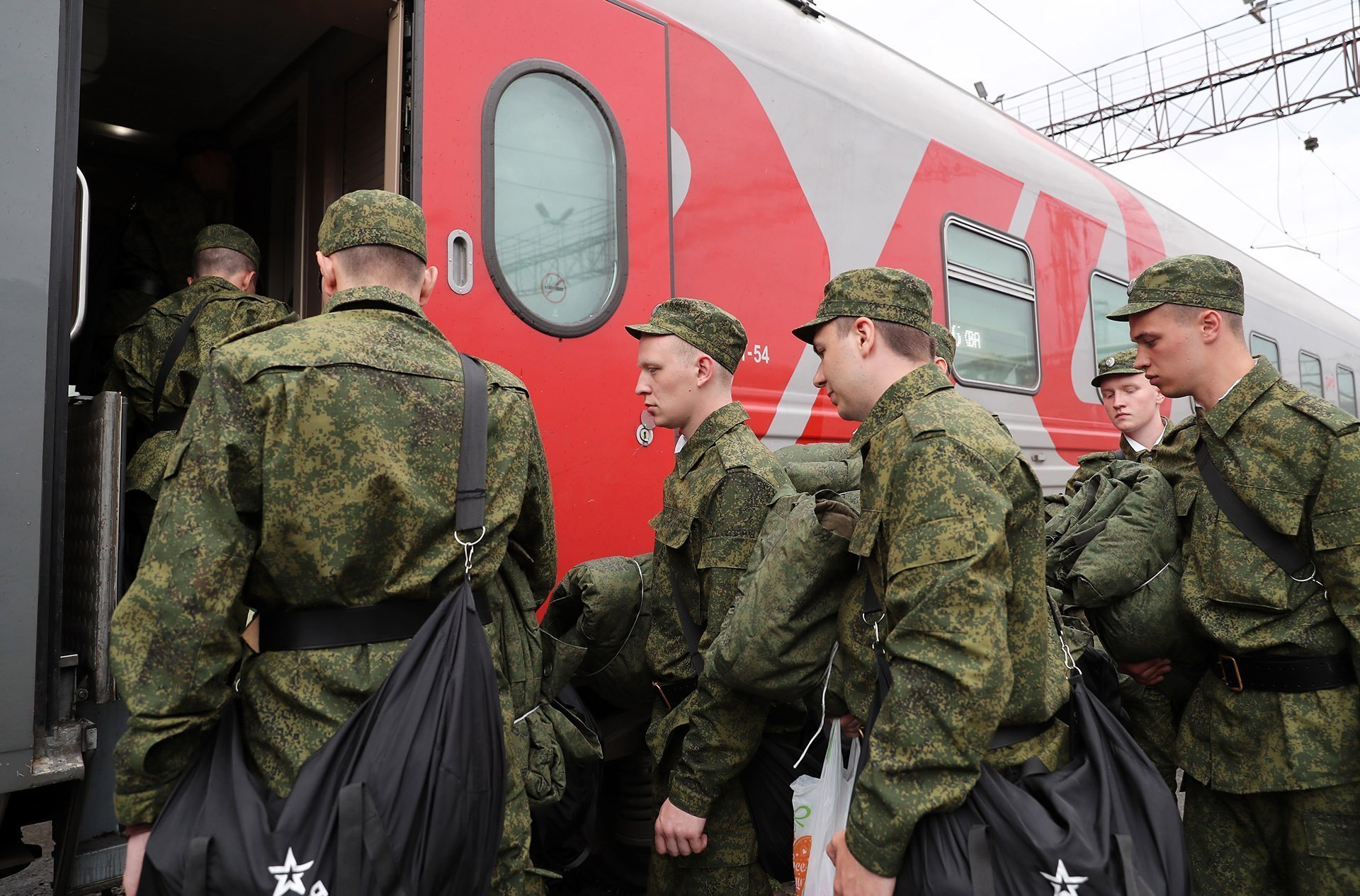 Может ли гражданин Белоруссии, давно проживающий в РФ, пойти служить  добровольцем или по контракту в войсках РФ? Объясняем.рф